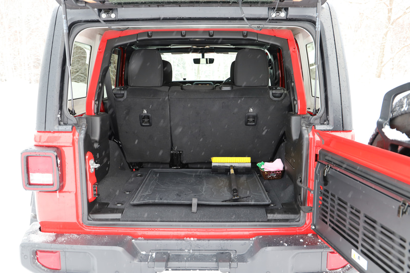 ATシフトレバーの左に手動でレンジを切り替えできる「セレクトラックフルタイム4×4システム」のレバーを配置するラングラーの特徴的なインテリア