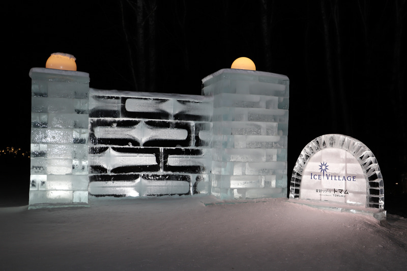 星野リゾート トマムに到着した当日の夜は、冬の時期だけオープンしている「アイスヴィレッジ」で非現実感を味わった