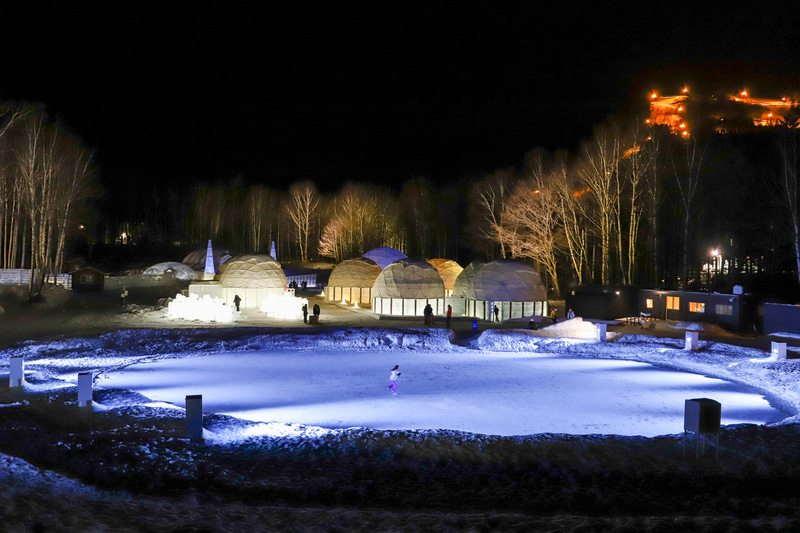 星野リゾート トマムに到着した当日の夜は、冬の時期だけオープンしている「アイスヴィレッジ」で非現実感を味わった