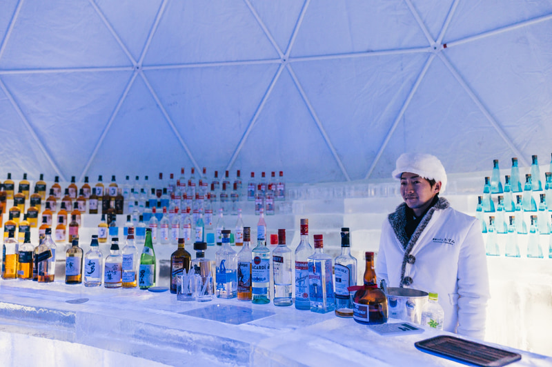 星野リゾート トマムに到着した当日の夜は、冬の時期だけオープンしている「アイスヴィレッジ」で非現実感を味わった