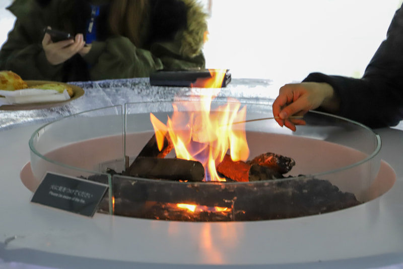 星野リゾート トマムに到着した当日の夜は、冬の時期だけオープンしている「アイスヴィレッジ」で非現実感を味わった