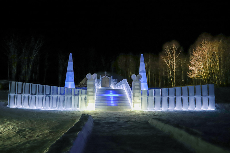 星野リゾート トマムに到着した当日の夜は、冬の時期だけオープンしている「アイスヴィレッジ」で非現実感を味わった