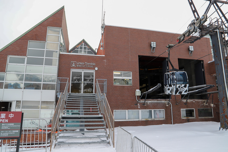 翌日は早朝から運がよければ雲海が楽しめるという「雲海テラス」へ。冬は雲海を見れるチャンスはあまりないとのことで、霧氷が楽しめる「霧氷テラス」に名前が変わる。この日は残念ながら霧氷は見られなかった