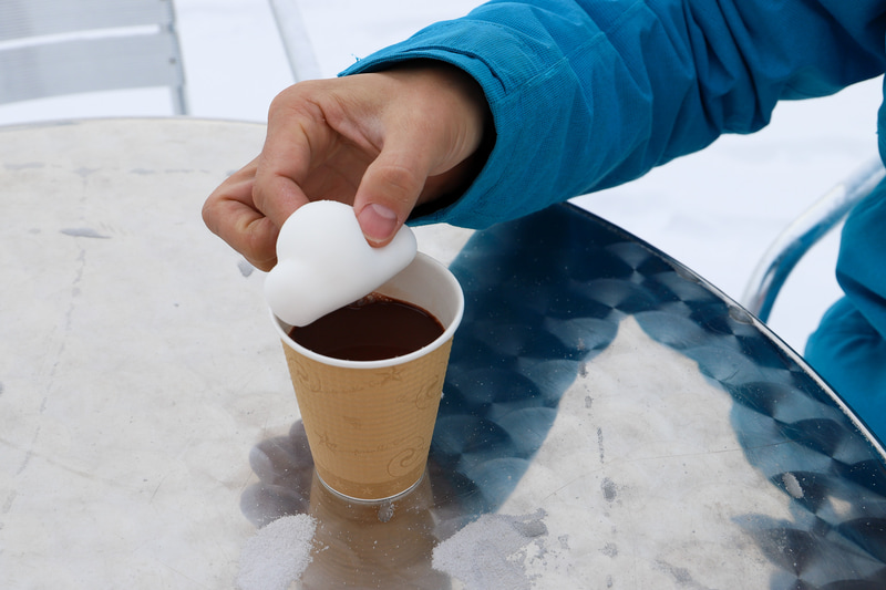 霧氷テラスにある「てんぼうカフェ」で、雲の形のマシュマロが付く「雲海ココア」をいただく