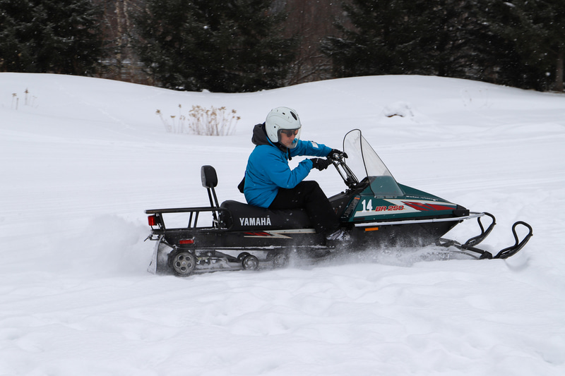 雪のため雪上での乗馬はできなかったが、スノーモービルを体験。星野リゾート トマムで体験できるスノーモービルは、16歳以上であれば特別なライセンスなどは不要で運転を楽しめる