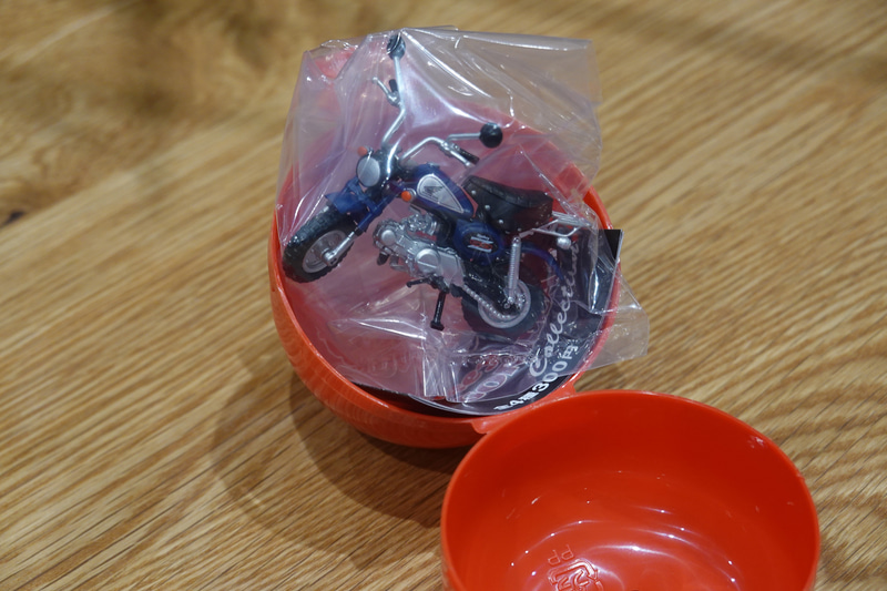 せっかくなのでガチャポンにチャレンジ。1回300円。ウエルカムプラザだけの限定アイテムもあるとのこと