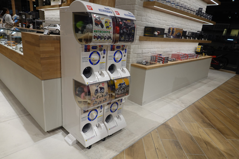 以前より充実した販売コーナー。ガチャポンも4台あった