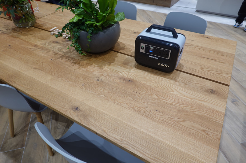 E500が装備（というよりは置いてあるのだが）されたテーブル。シンプルなデザイン