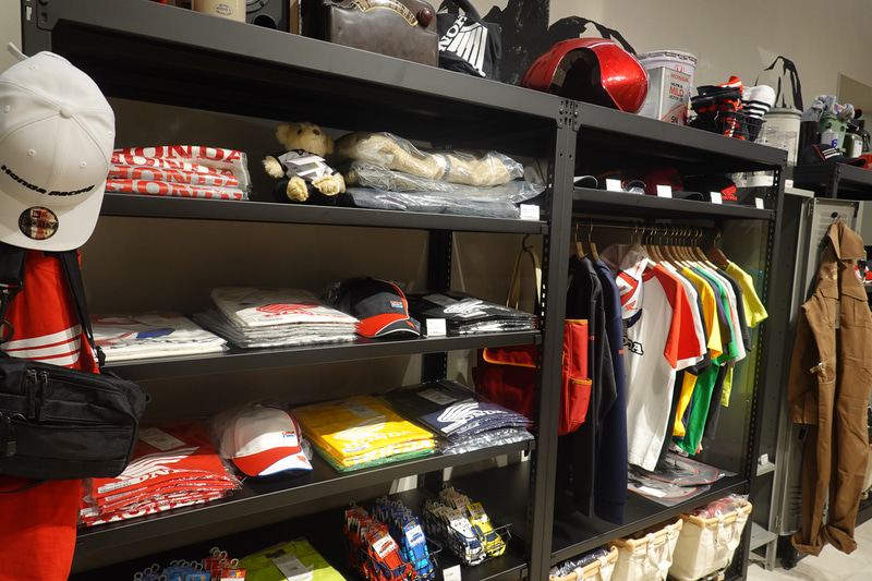 以前より充実した販売コーナー。ガチャポンも4台あった