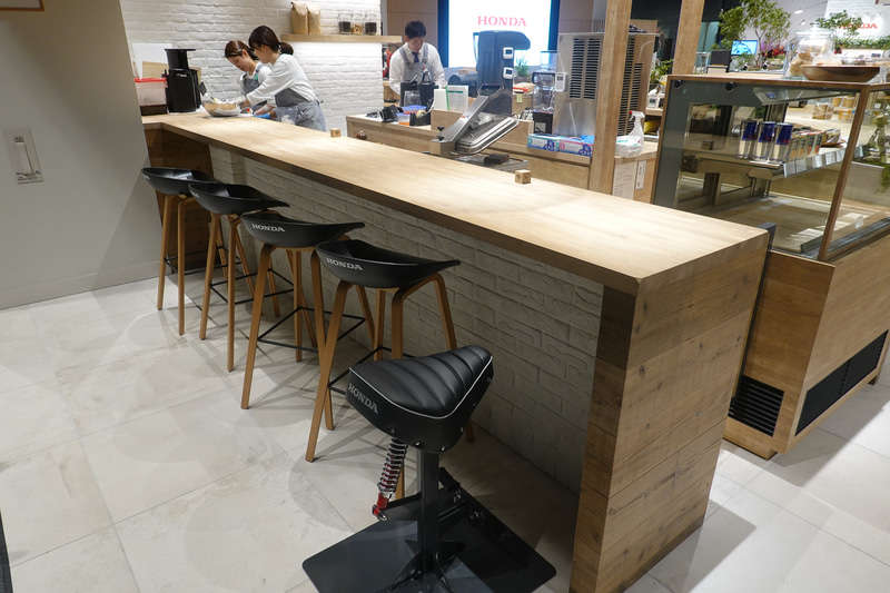 MILES Honda Cafeのカウンター