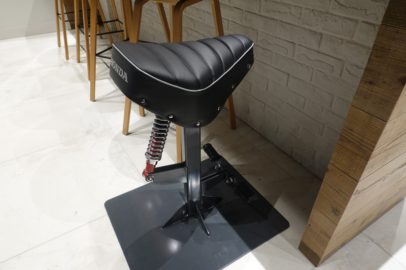 1つだけ、モンキーのシートが使われたイスがある