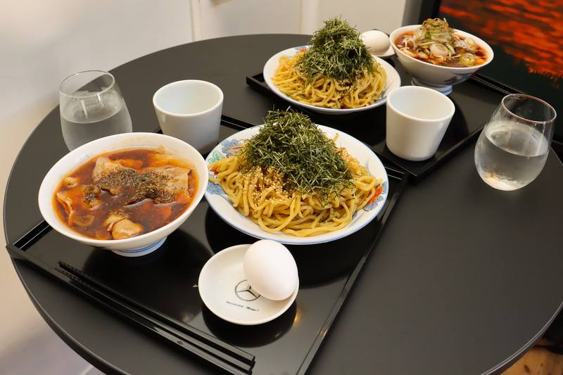 専用メニューの肉そばを提供する「Minatoya 3」を「Mercedes me Tokyo NEXTDOOR」内にオープン。おいしくて“映える”メニューを用意して、気軽に入ってきてもらえるような工夫を行なっている