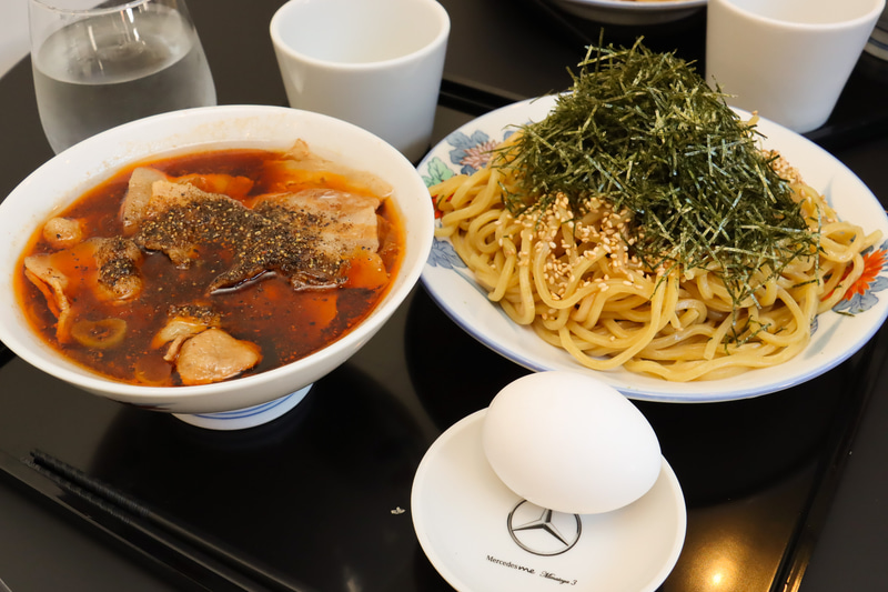 専用メニューの肉そばを提供する「Minatoya 3」を「Mercedes me Tokyo NEXTDOOR」内にオープン。おいしくて“映える”メニューを用意して、気軽に入ってきてもらえるような工夫を行なっている