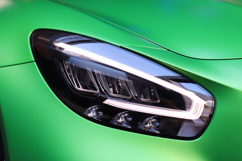 新たに採用されたフルLEDタイプの「マルチビームLEDヘッドライト」。ポジションランプがL字形からC字形にに変更された