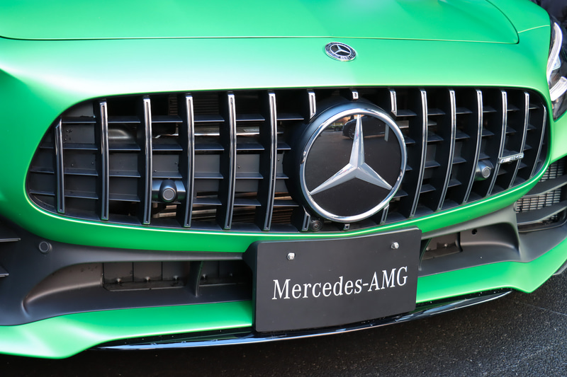 フロントグリルは全車垂直ルーバーに統一された