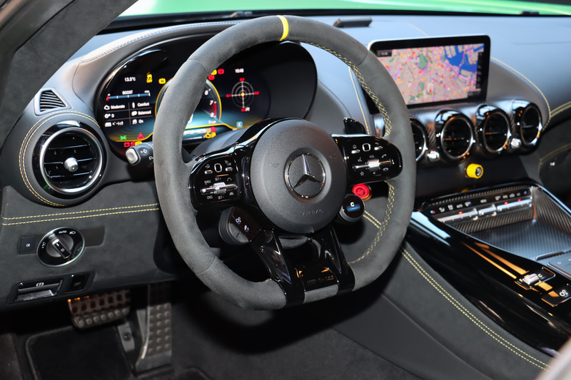 インテリアではボタン配置の変更を実施。従来はセンターコンソールのシフトセレクター横に置かれていたエンジンのスタート/ストップスイッチがステアリング奥に移動した