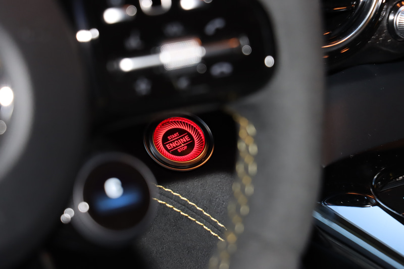 インテリアではボタン配置の変更を実施。従来はセンターコンソールのシフトセレクター横に置かれていたエンジンのスタート/ストップスイッチがステアリング奥に移動した