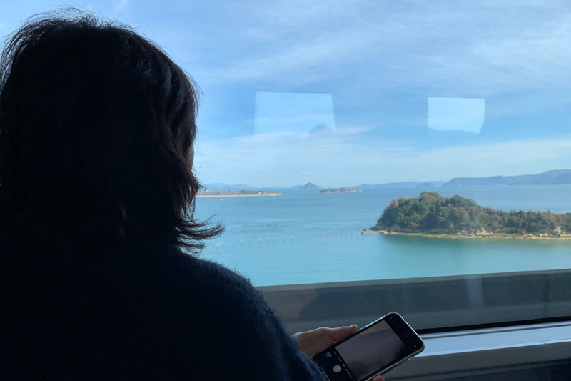 JR瀬戸大橋線の特急列車「南風」から瀬戸内海を見る