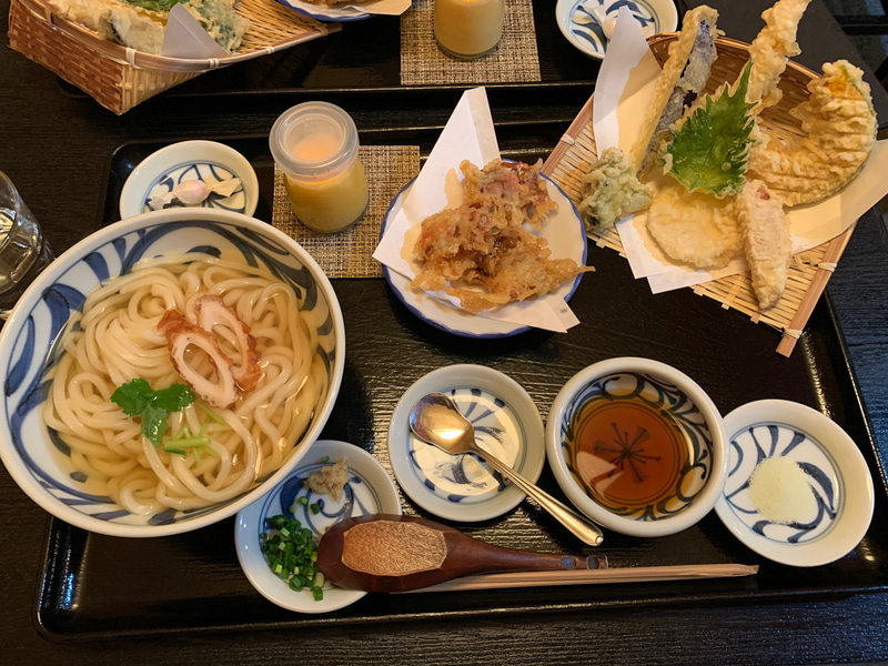 本場の讃岐うどんに舌鼓。質、量とも大満足