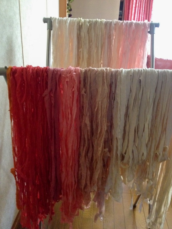 裂織はまず布を裂いて、色ごとに分ける作業から始まる