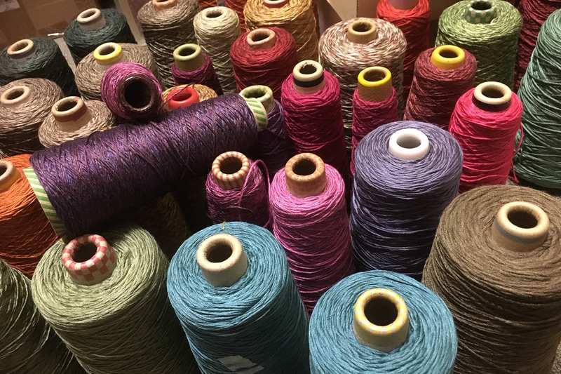 そこからこのような美しい糸が生まれ、織物になっていく