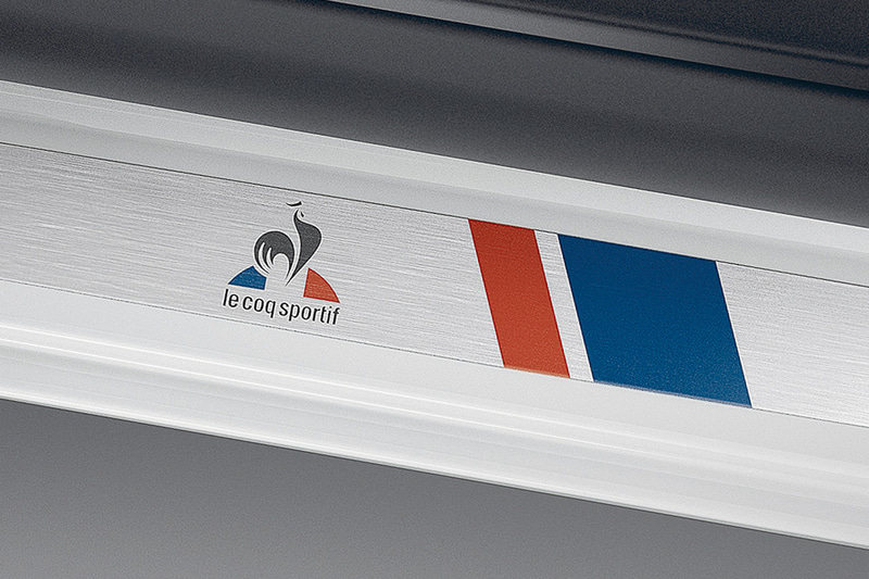 専用キッキングプレートに雄鶏をモチーフとしたルコックスポルティフのロゴマークを設定