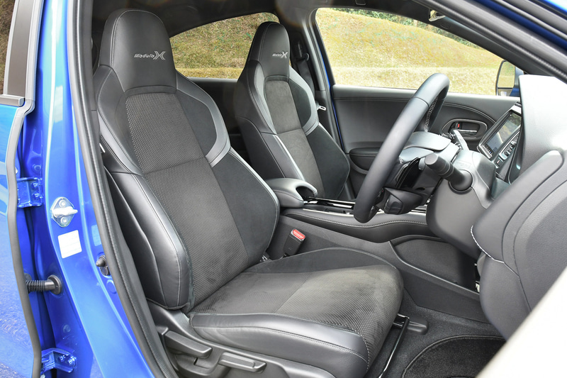 Modulo Xシリーズ初となる専用フロントスポーツシートも開発。表皮だけでなく骨格やクッション、形状からすべてが専用設計。ロングツアラーにふさわしい「スポーティで疲れないシート」だ