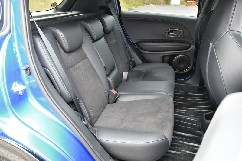 リアシートの形状は標準車と同じだが、表皮をフロントシートと同じ滑りにくい素材に交換。フロアカーペットマットもModulo Xエンブレム付きの専用品となる