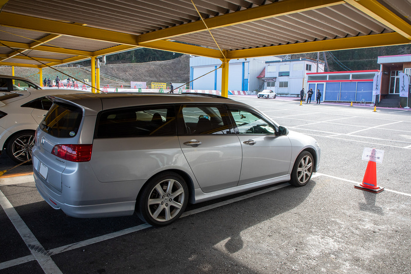 専用駐車スペースが用意されている。本来は3台駐められるだけのスペースに2台のみ駐車する設定なのでドアをいっぱいに開けても余裕がある