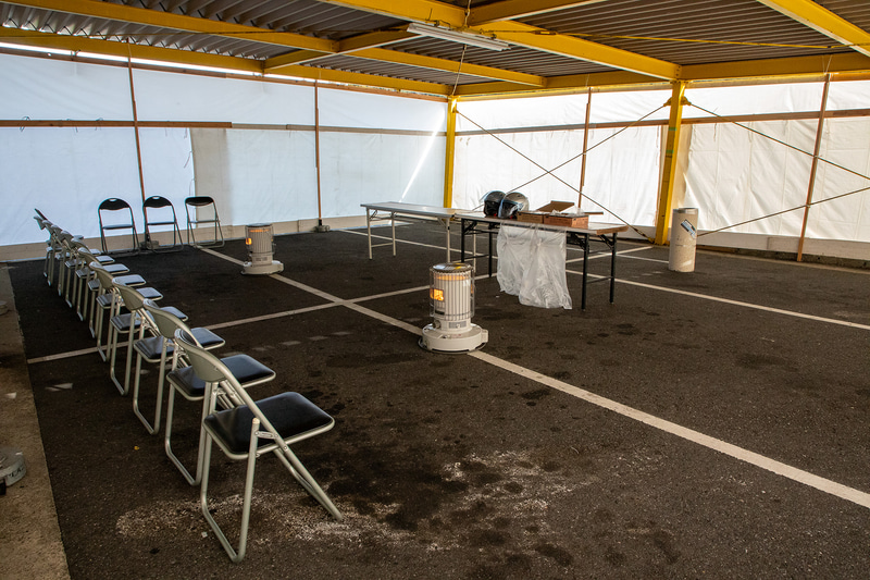 レストランスペースも休憩＆待機所になっているが、サーキット内試乗のスタート位置側にも特設の待機所が用意され、至れり尽くせりの会場内