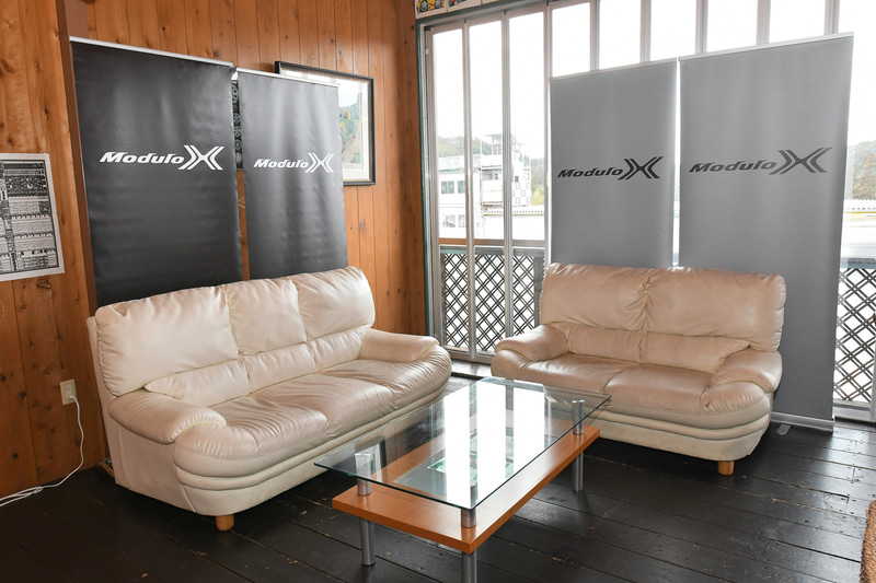 トークショーのステージや参加者の休憩所の入るレストラン。もちろん参加者にはランチも振る舞われた