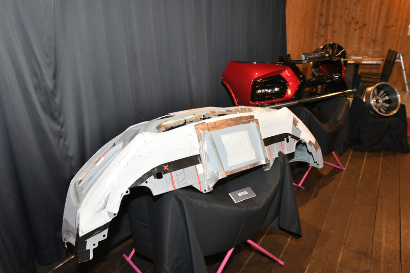 注目を集めていたのが実際にテストコースでの開発時に使用していたフロントエアロバンパー。現場で削ったり盛ったりしながら作りあげていたことがわかる状態だった