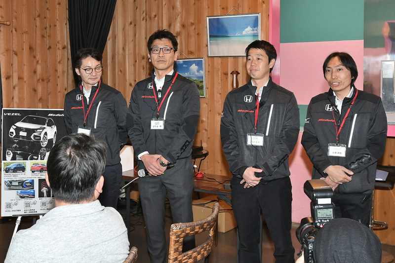 写真左から福田氏、苗代氏、渡邊氏、小澤氏の4名。会場内での解説のほか、一般道試乗の際に参加者の車に同乗して、Modulo Xの走りについての解説も行なった