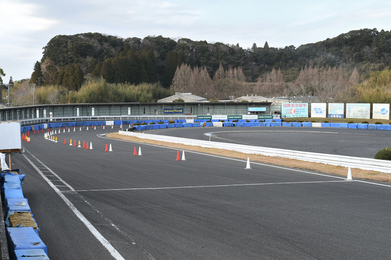 手前がホームストレートで奥が最終コーナー