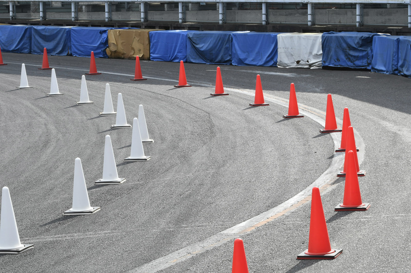 ステアリング蛇角の修正が不要な特性を感じてもらうため、最終コーナー（第１コーナー）にコース幅を狭めた走行ラインを設けていた