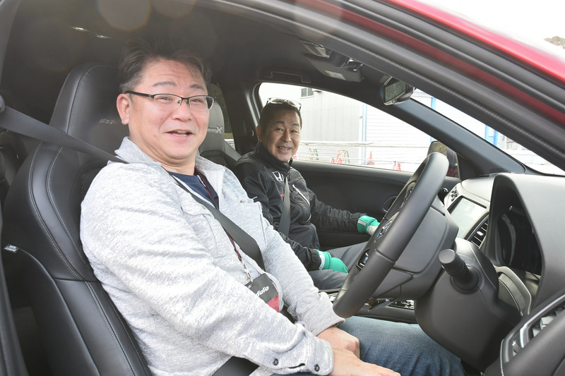 サーキット試乗ではなんと土屋氏が助手席に乗ってくれる（Modulo Xのみ）。オダピーさんに伺ったところ「自分が運転するクルマに土屋さんが乗っていることなんてあり得ないのでとても緊張しました」とのことだった