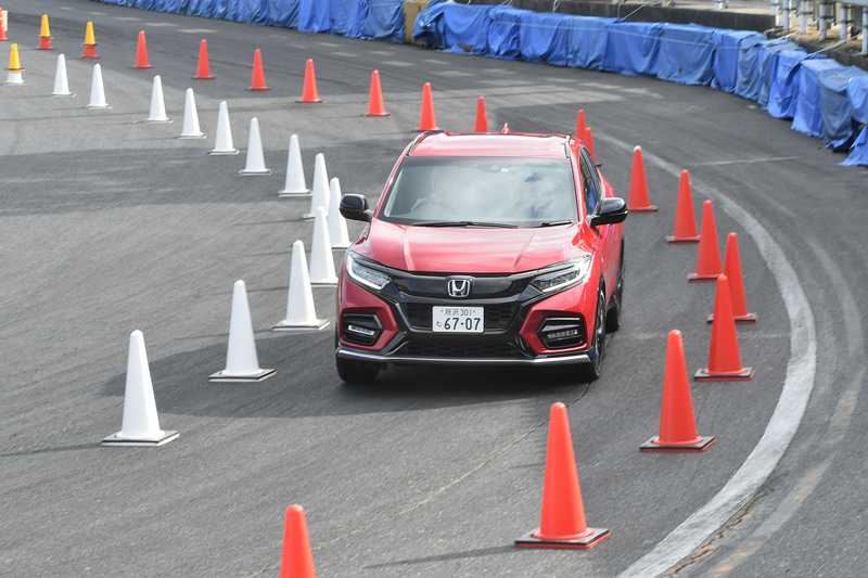 コーンで幅を狭くした区間。ロール量からスピードが想像できる