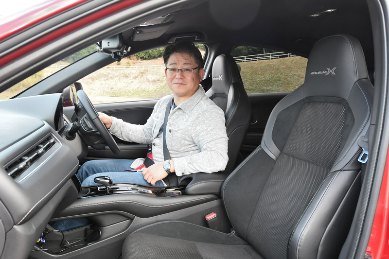 モータージャーナリスト並みの分析をしてくれたオダピーさん。乗り終えてからは「まずいな～ホントに欲しいな～」と繰り返していた