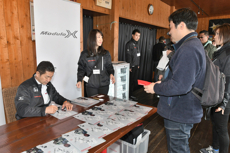 トークショーの最後にはプレゼント抽選会も行なわれた。さらに土屋氏のサイン会など盛りだくさんの内容だった