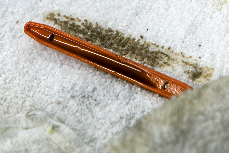 約4000km走行後のエンジンオイル。汚れているがまだいける感じ。量も減っていない