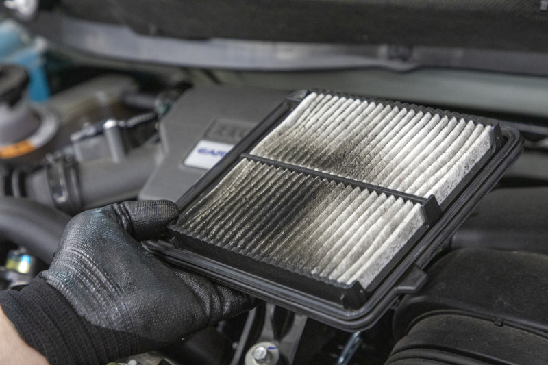 エアクリーナーはインテークパイプ側が集中的に汚れていた。今回はそのままにしたが、車検時には交換になりそうな部分