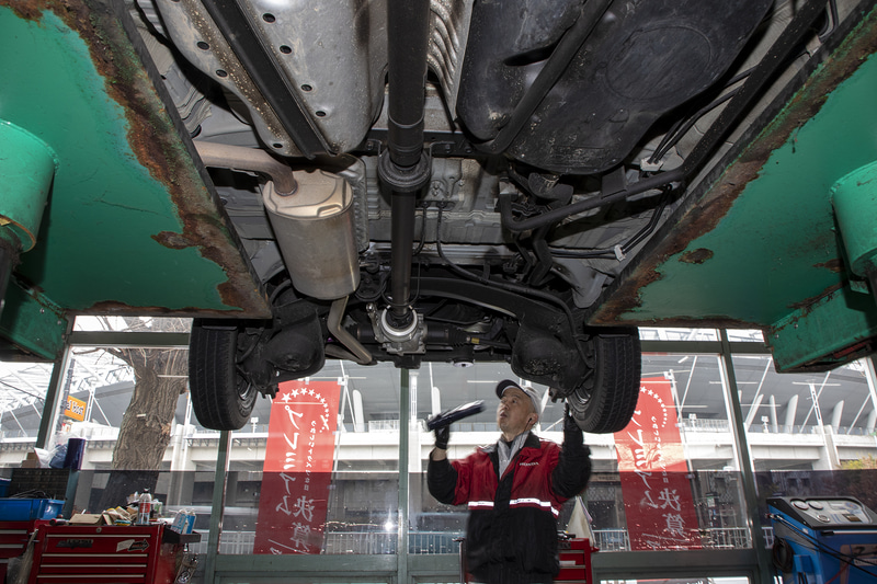 下まわりはリフトアップして目視で点検。まだ新車から2年以内のクルマなので、オイル漏れやブーツ類の破損もない