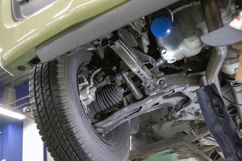 筆者のN-VANは2019年の冬前に、純正アクセサリーの下まわりの防錆塗装（スリーラスター）を塗布しており、タイヤハウス内が黒くなっている