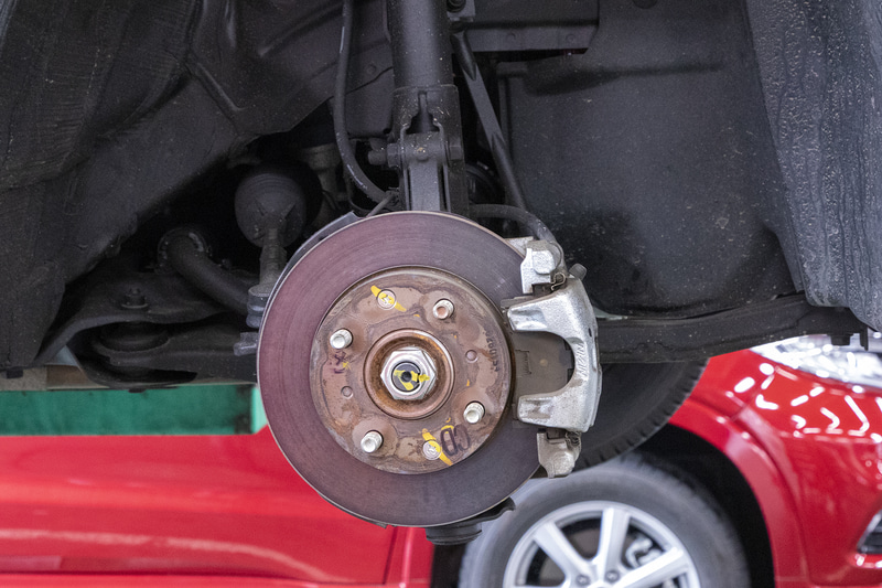 フロントブレーキはパッドの残量もあり、ローターの状態も十分。N-VANのブレーキは踏み始めでカクンと効くのでなく、少し奥で制動力が出る味付けでストロークもちょうどよく、筆者は扱いやすいと思っている