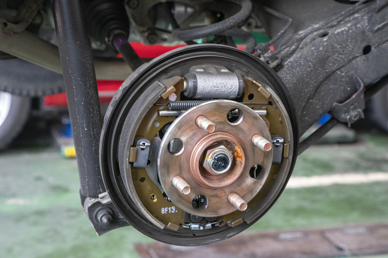 リアはドラムブレーキ。ライニングも十分に残っている。ホイールキャップは外しているが、ハブキャップを付けているのでセンターのナットはサビや汚れもなくきれい