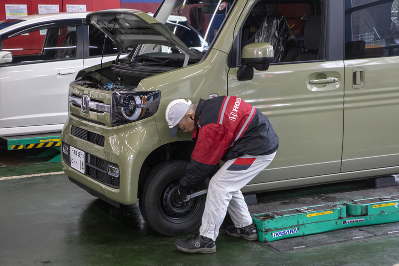 スチールホイールの締め付けトルクを聞いてみたところ、11kgf/cm<sup>2</sup>とのこと。自分で交換をする機会が多い人はトルクレンチを持っていた方がいい。締め付けの数値自体も重要だが、すべてのナットが同じトルクで締まっていることも大事