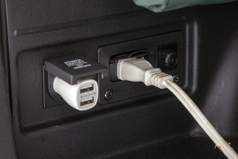 新車注文時にオーダーするのを忘れていた純正アクセサリーの「外部電源入力キット」をやっと装着した。価格は3万7400円で、ホンダカーズ東京中央での取り付け工賃は1万4014円。計5万1414円なのでけっこうフンパツした買い物となった