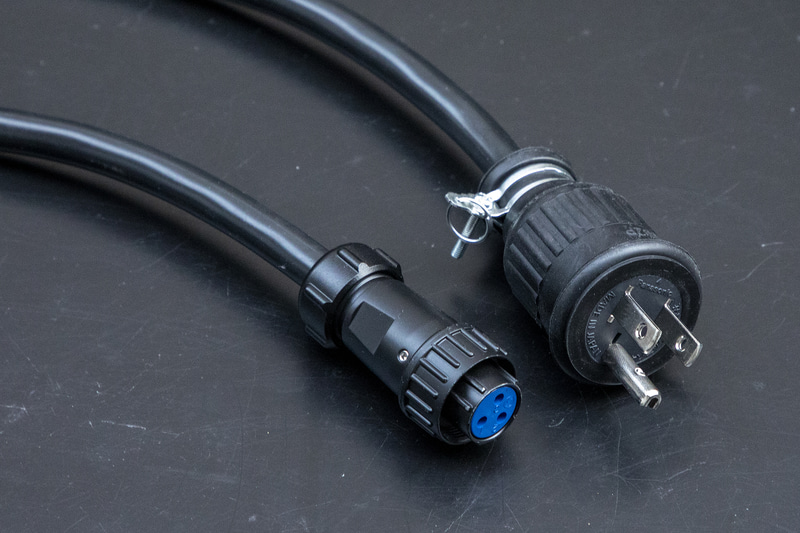 外部電源入力キットには5mの外部接続用ケーブルが付属。外部電源入力キットを使うとAC100V、最大1500Wまでの電気製品が車内で使えるようになる。N-VANらしいアクセサリーだ