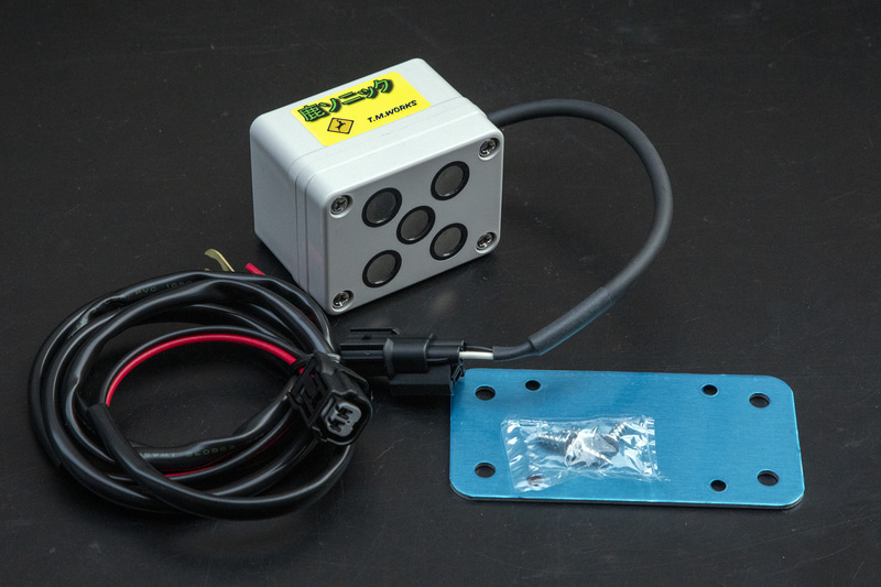 「T.M.WORKS」が発売するロードキル対策製品「鹿ソニック」。100％防げるわけではないが一定の効果が実証されている。価格は1万9000円（税別）で12V用と24Vがある。防水仕様でサイズは65×45×50mm（幅×奥行き×高さ）