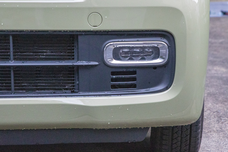 クルマに装着する場合は純正ホーンを移設して、ホーン用のスリットから高周波を出すようにするのが最もスマート